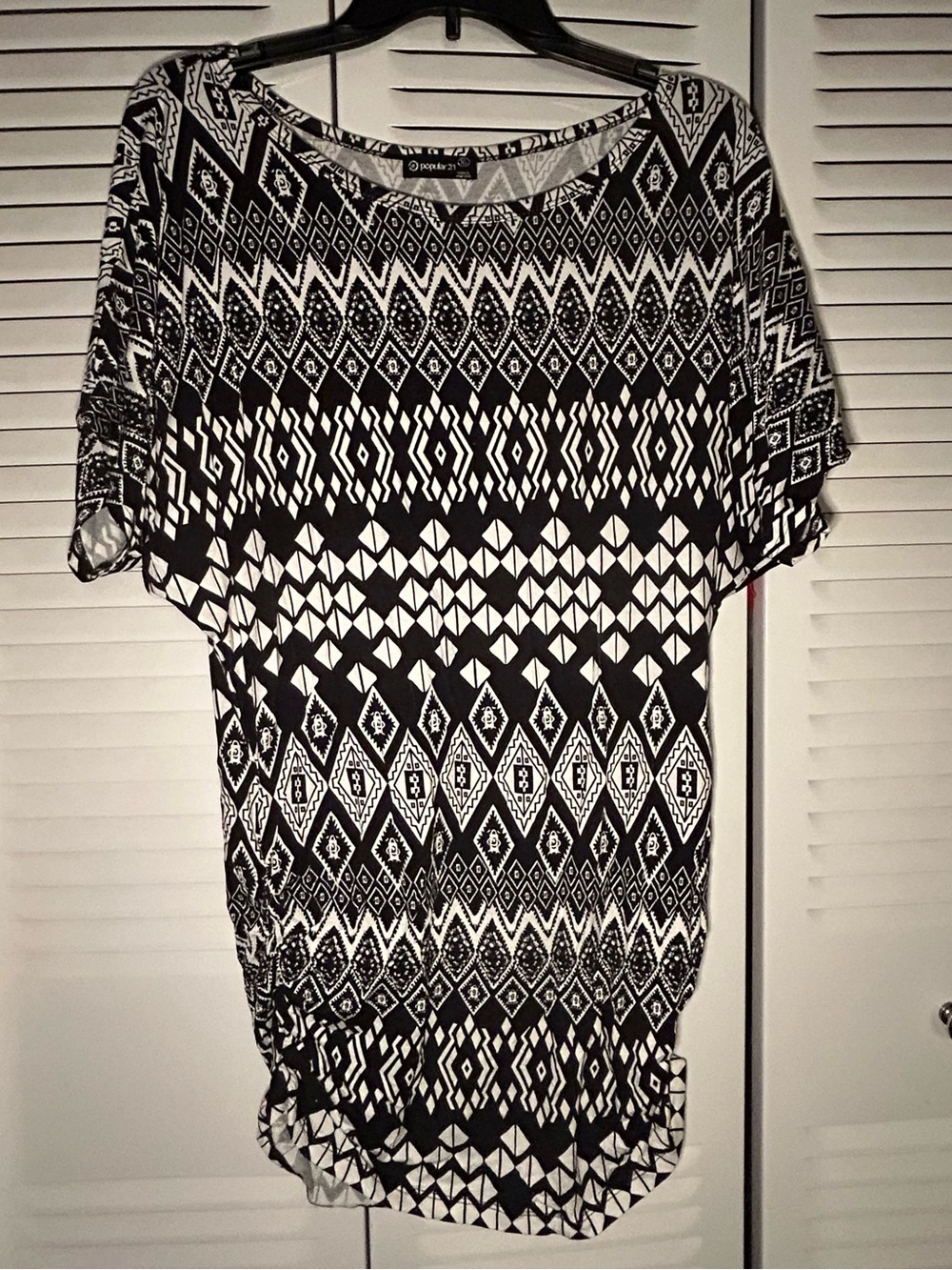 Popular 21 Black & White Geometric Women's Top - Scoop Neck XL